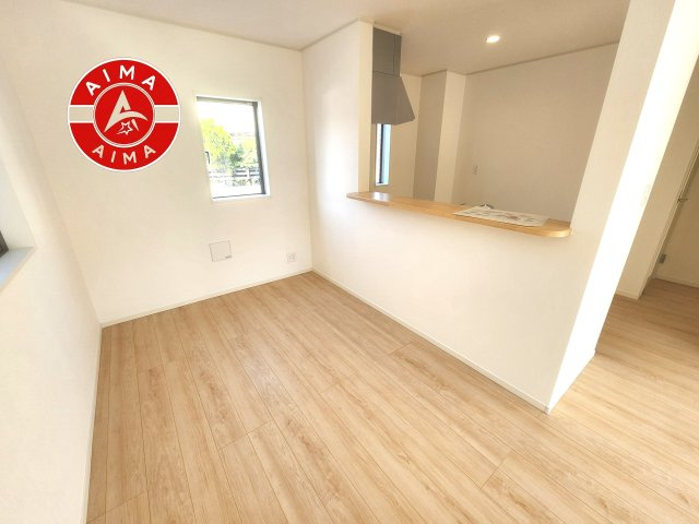 糟屋郡宇美町字平和2丁目第5-2棟（3号棟）のダイニング|キッチンから立ち込める香りが今日の料理を期待させます。