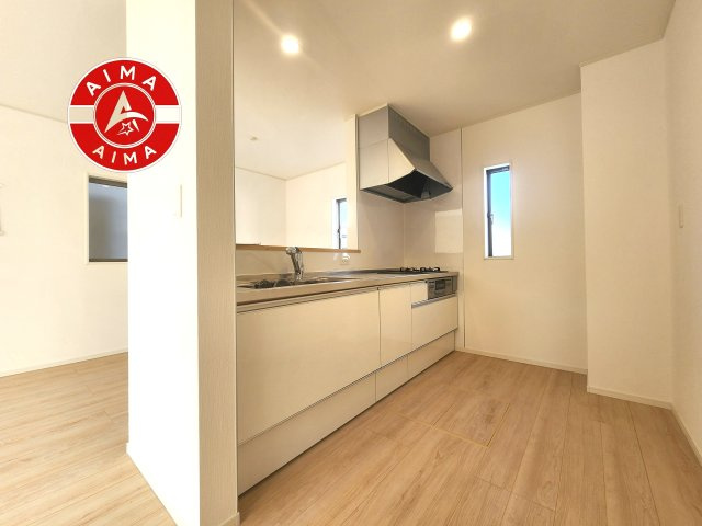 糟屋郡宇美町字平和2丁目第5-2棟（3号棟）のキッチン|ダイニングテーブルへの配膳がラクラク、お料理はかどるカウンター付きシステムキッチン！