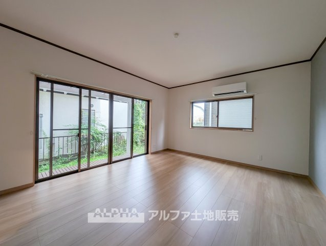 あきる野市五日市　中古戸建　フルリノベーションの居間・リビング|【Family Time】◆日常が集まる場所◆
家族それぞれが自然と集まり、会話や食事を楽しめるLDKです。