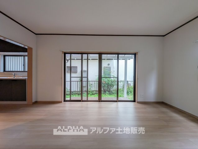 あきる野市五日市　中古戸建　フルリノベーションの居間・リビング|【Natural Light】◆明るさを取り込む空間◆
大きな窓から光が入り、食事やくつろぎの時間を心地よく過ごせるリビングです。
