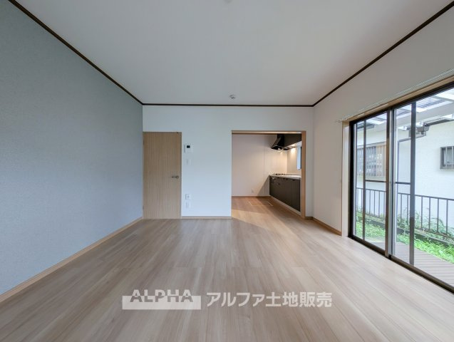 あきる野市五日市　中古戸建　フルリノベーションの居間・リビング|【Cozy Living】◆家族が集うLDK◆
キッチンとつながるLDKは、料理をしながら家族との時間を楽しめる住空間です。