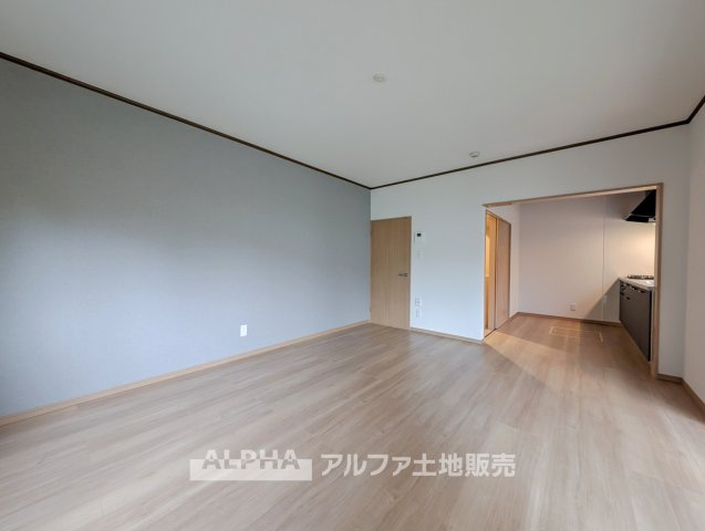 あきる野市五日市　中古戸建　フルリノベーションの居間・リビング|【Bright Living】◆光を感じるリビング◆
窓から自然光が差し込むLDK。家族が集まり、穏やかな時間を過ごせる空間です。