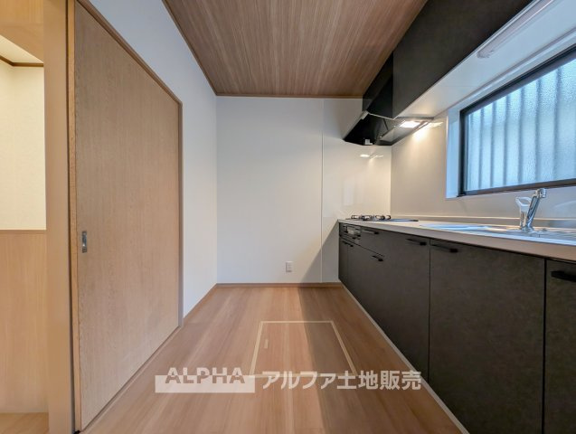 あきる野市五日市　中古戸建　フルリノベーションのキッチン|【Kitchen Style】◆使いやすいシステムキッチン◆
毎日の料理をスムーズに進めやすいシステムキッチン。明るく清潔感のある空間です。