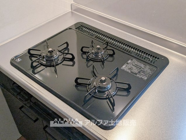 あきる野市五日市　中古戸建　フルリノベーションのキッチン|【Cooking Time】◆料理がはかどるガスコンロ◆
火加減を目で確認しながら調理でき、毎日の料理をテンポよく進められます。