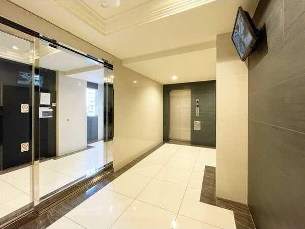 GRANDUKE代官町reversoのエントランス
