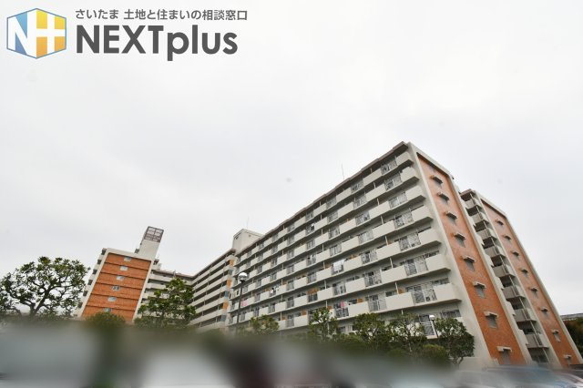 グランドシティ大宮WESTTOWERの外観|【外観】全棟合計584戸のビッグコミュニティ。敷地と建物規模があり、共用部の管理状況が資産価値を左右します。まずはエントランス・掲示板・ゴミ置場まで含めて“管理の良さ”を現地で確認してください。