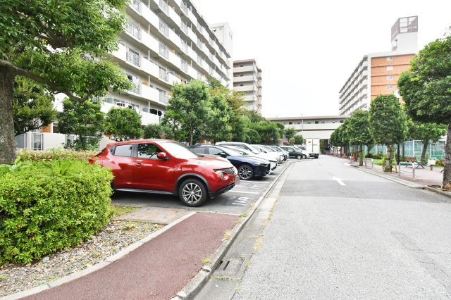 グランドシティ大宮WESTTOWERの駐車場|敷地内には駐車場がございます。平置きタイプで出し入れがしやすく、大型車をご所有の方にも安心の広さです。空き状況は、ぜひお気軽にお問い合わせください。※空き状況は当社まで都度ご確認くださいませ
