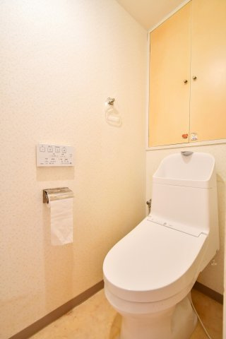 グランドシティ大宮WESTTOWERのトイレ|水回り交換予定、清潔感を保ちやすいトイレ空間。温水洗浄便座付き、毎日使う場所だからこそ快適性をしっかり確保。写真で暮らしを想像し、ご家族で内覧し収納・採光・動線・設備の使い勝手を確認ください。
