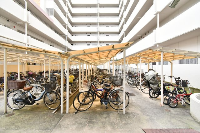グランドシティ大宮WESTTOWERの駐輪場|大切な自転車を雨風から守る屋根付きの駐輪スペースです。整理整頓された環境は、住人のマナーの良さと良好な管理体制を物語ります。大宮駅までのフラットな道程も、自転車ならより快適に感じられます