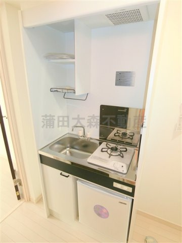 マーレ大森町のキッチン|ミニ冷蔵庫付きのガスキッチン