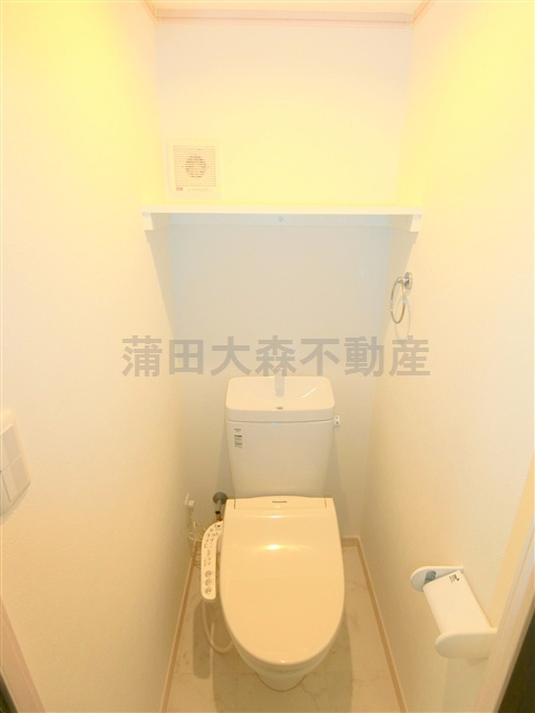 マーレ大森町のトイレ|棚と温水洗浄便座付きのトイレ