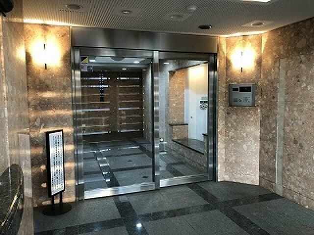 クレッセント新横浜のエントランス