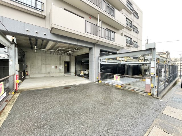 グランディ本原の駐車場