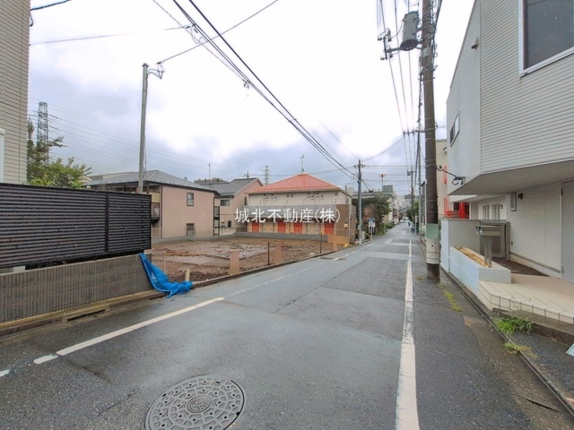 練馬区石神井台7丁目 全3棟 A号棟の前面道路含む現地写真|西側約6.0ｍ公道に面する全3棟