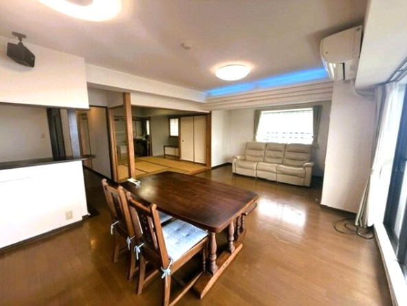 相模湾を一望するマンション　ライオンズヒルズ熱川7階角部屋の居間・リビング|南向きで陽当たり良好