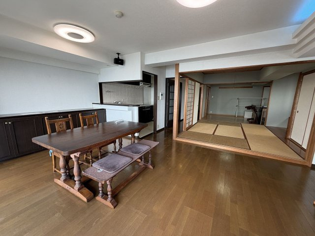 相模湾を一望するマンション　ライオンズヒルズ熱川7階角部屋の居間・リビング