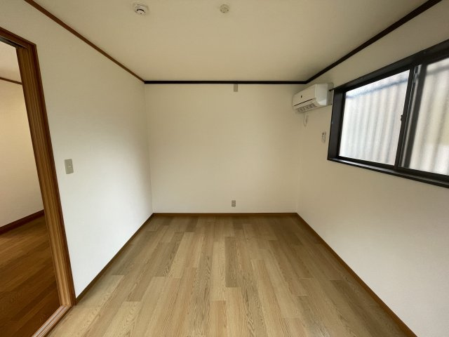 クリスタルハイツの洋室|個人の部屋や寝室として使える洋室です