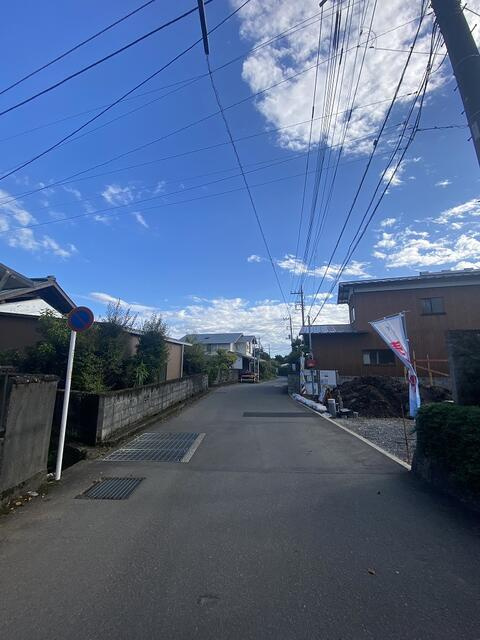 裾野市稲荷の新築一戸建の前面道路含む現地写真|東側前面道路　幅員５ｍあるので車の行き違いも安心