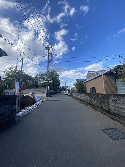 裾野市稲荷の新築一戸建の前面道路含む現地写真|東側前面道路　幅員５ｍあるので車の行き違いも安心