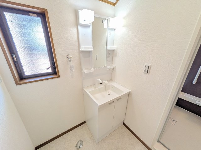 八王子市　横川町　中古戸建ての独立洗面台|～３面鏡付きの独立洗面台　細々している物をスッキリ収納出来ます～