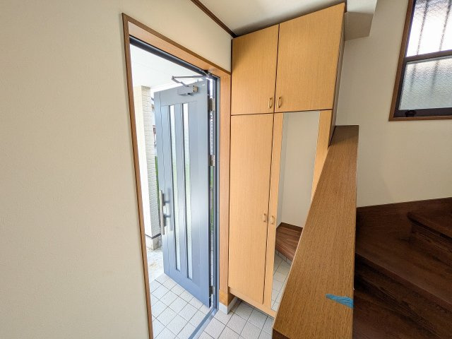 八王子市　横川町　中古戸建ての玄関|～玄関は安心のWロックキーを採用　姿見付き・トールタイプのシューズボックス～