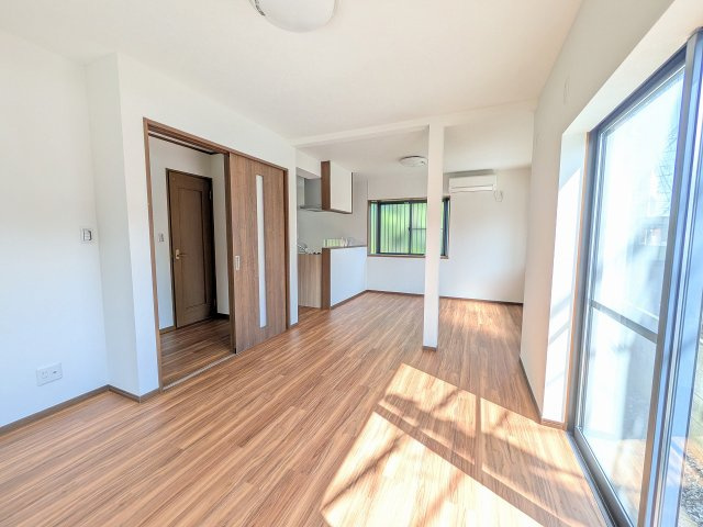 八王子市　横川町　中古戸建ての居間・リビング|～16.25帖の明るいLDKで、家族団欒の時間をお過ごしいただけます～