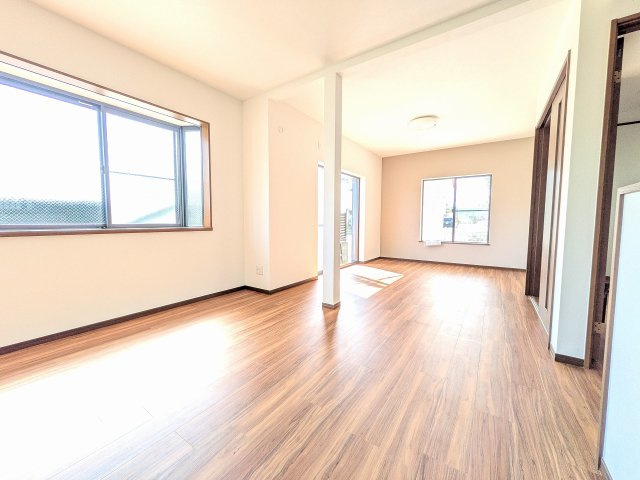 八王子市　横川町　中古戸建ての居間・リビング|～16.25帖の明るいLDKで、家族団欒の時間をお過ごしいただけます～