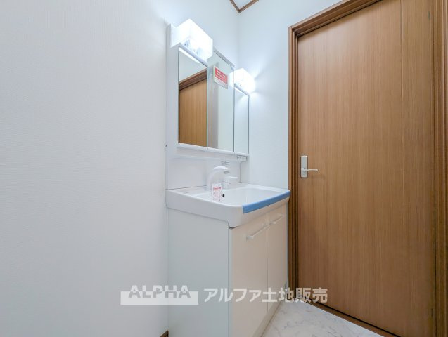 立川市幸町5丁目　中古戸建　全1の独立洗面台|【Daily Comfort】◆清潔感のある洗面空間◆
リフォームで洗面化粧台を交換。収納も備え、洗面用品を整理しながらすっきりと使えます。