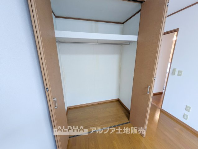 立川市幸町5丁目　中古戸建　全1の収納|【Smart Storage】◆全居室に収納を確保◆
各洋室に収納スペースを備えた3LDK。衣類や生活用品を整理しやすく、居室をすっきり使えます。