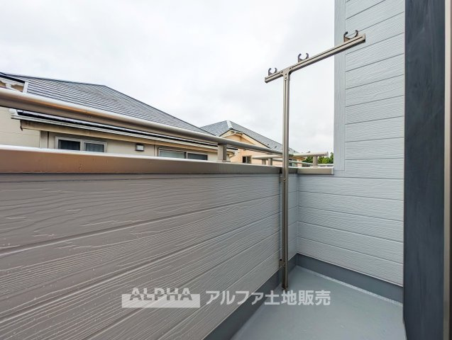 立川市幸町5丁目　中古戸建　全1のバルコニー|【Fresh Air】◆2階居室につながるバルコニー◆
洋室から出入りできるバルコニー。洗濯物を干すスペースとして日々の家事に活用できます。
