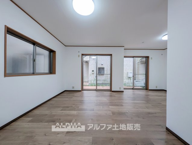 立川市幸町5丁目　中古戸建　全1の居間・リビング|【Garden Living】◆お庭とつながるリビング◆
ガーデンテラスへとつながるLDK。室内から屋外へ視線が広がり、開放感のある暮らしを楽しめます。