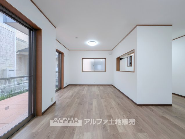 立川市幸町5丁目　中古戸建　全1の居間・リビング|【Open Living】◆広さを活かしたLDK◆
約18.2帖の広さを確保したLDK。家具のレイアウトを考えやすく、暮らしに合わせた空間づくりを楽しめます。