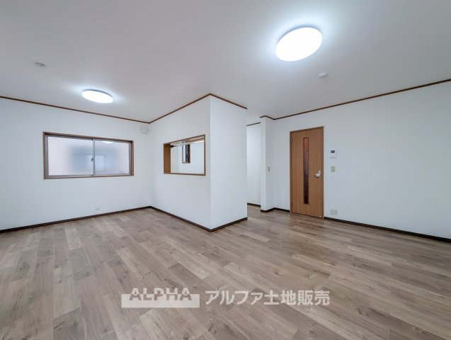 立川市幸町5丁目　中古戸建　全1の居間・リビング|【Family Time】◆家族が自然と集まる場所◆
ダイニングとリビングを一体的に使える約18.2帖のLDK。家族それぞれが思い思いに過ごせます。
