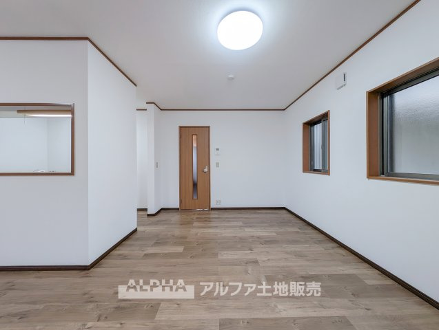 立川市幸町5丁目　中古戸建　全1の居間・リビング|【Bright Living】◆約18.2帖の広々LDK◆
家族が集まるLDKは約18.2帖。大きな窓から光を取り込み、開放感を感じながら過ごせる空間です。