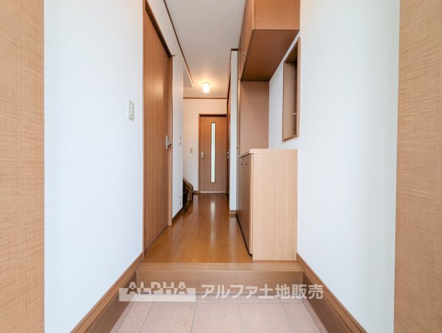 立川市幸町5丁目　中古戸建　全1の玄関|【Welcome Home】◆すっきり迎える玄関◆
住まいの第一印象をつくる玄関スペース。シリンダー交換や玄関タイルの一部補修も実施済みです。