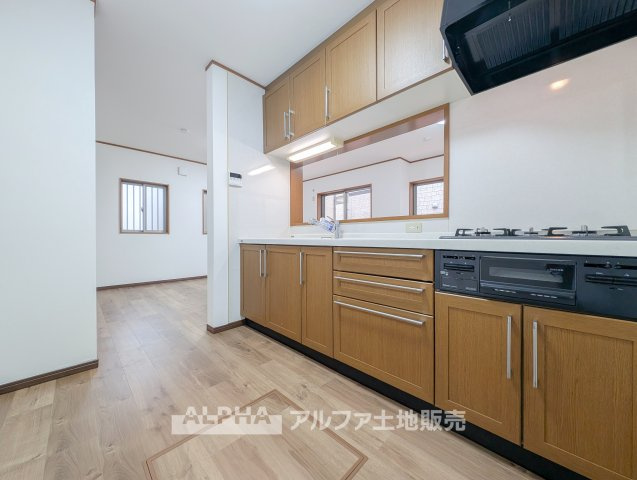 立川市幸町5丁目　中古戸建　全1のキッチン|【Kitchen Style】◆LDKを見渡せるキッチン◆
家族の気配を感じながら料理ができるキッチン。約18.2帖のLDKと一体感のある空間です。