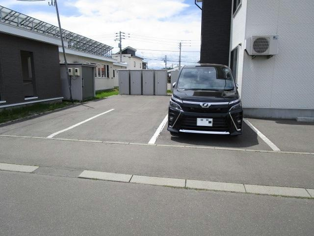 アルムレジェンド13の駐車場