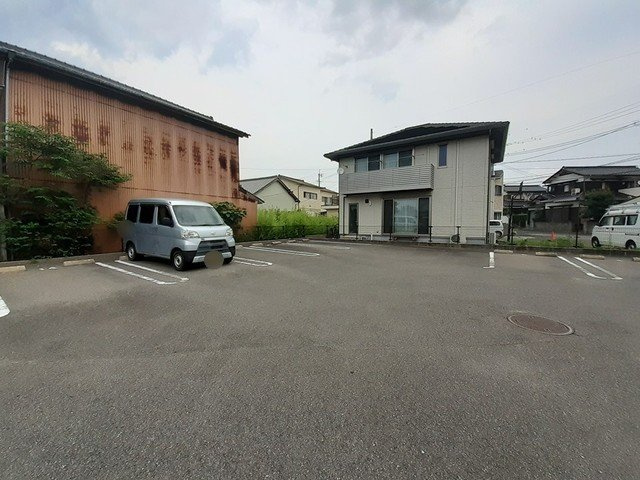 コースト　フローの駐車場|駐車場があるので、車を買う予定の方も安心です