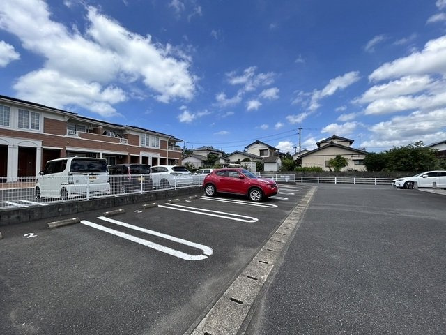 クレマチスⅡの駐車場|車をお持ちの方に嬉しい駐車場付きの物件です