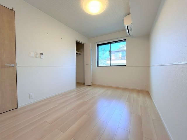 エイトリバー　Ｂの内装|明るい色調の室内です