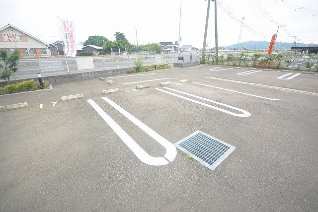 ルイシャトレ鏡の駐車場|駐車場があります