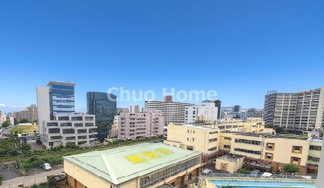 南砂住宅8号棟の展望|手を伸ばせば、ふれることが出来そうな環境が、そのままインテリアになったような印象です。その豊かな眺望にふさわしい空間には、通風・採光にも優れ、心地よい光と風があふれています