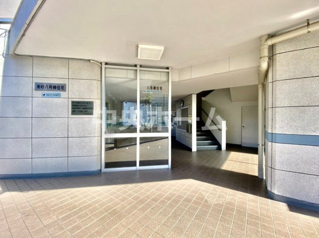 南砂住宅8号棟のエントランス|【エントランス】マンションのエントランスは、その物件の印象を決める、顔とも言える場所です。毎日通る場所ですからきれいなのが良いです。エントランス内はオートロックですので暮らしの安全も確保されています。