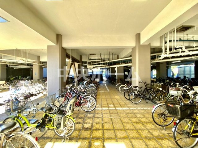 南砂住宅8号棟の駐輪場|【自転車置き場】最新の空き状況や費用などの詳細は担当スタッフまでお問い合わせください。