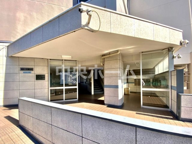 南砂住宅8号棟の防犯設備|【防犯カメラ】何かあった時の大事な証拠になることももちろんなりますが、防犯というくらいですので大事なのは防犯カメラがあることによって抑止力につながることですよね。