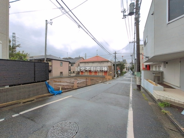 練馬区石神井台7丁目 全3棟 B号棟の前面道路含む現地写真|西側約6.0ｍ公道に面する全3棟