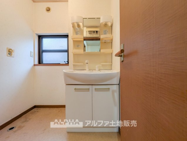 立川市幸町5丁目　中古戸建　全1棟の独立洗面台|【Daily Comfort】◆使いやすい洗面空間◆
洗髪洗面化粧台を備えた洗面室。身支度から洗面まで、家族の日常を支える使いやすい空間です。