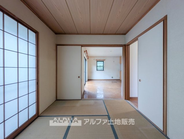 立川市幸町5丁目　中古戸建　全1棟の和室|【Japanese Room】◆LDKに隣接する約6帖和室◆
畳でくつろげる約6帖の和室。リビングに隣接し、家族の休憩スペースや寝室など幅広く活用できます。