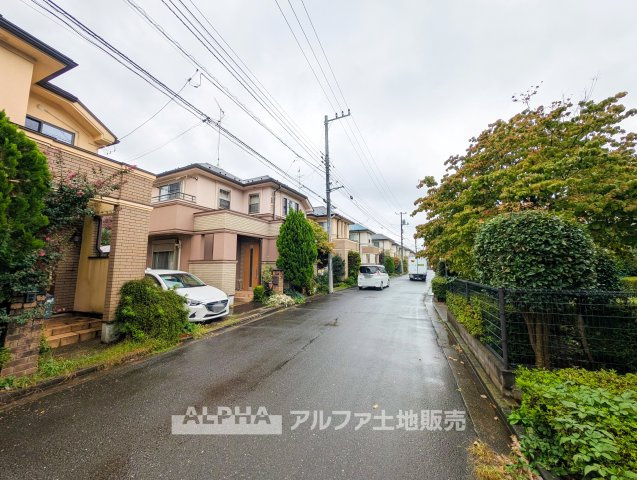 立川市幸町5丁目　中古戸建　全1棟の外観|【Comfortable Home】◆駐車スペース2台分◆
東側約6m公道に面した4LDK。駐車スペースは縦列2台分を確保し、車を利用するご家庭にも便利です。