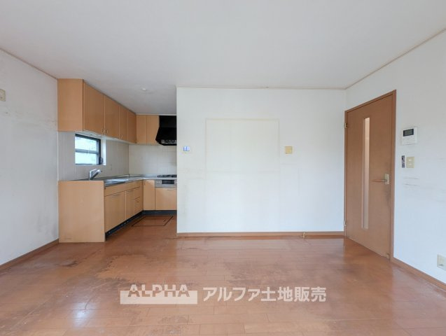 立川市幸町5丁目　中古戸建　全1棟の居間・リビング|【Comfort Living】◆暮らしの中心となるLDK◆
キッチンからリビング・ダイニングへつながる間取り。家族の気配を身近に感じながら過ごせます。